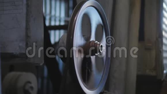 滚丝用铜圆辊碎片拉丝设备抽象的工业背景视频的预览图