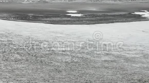 在冰的背景上流动的水春江视频的预览图