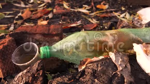 自然的塑料污染塑料瓶和玻璃放在草地上视频的预览图