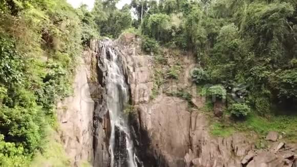 泰国高耀国家公园瀑布鸟瞰图视频的预览图