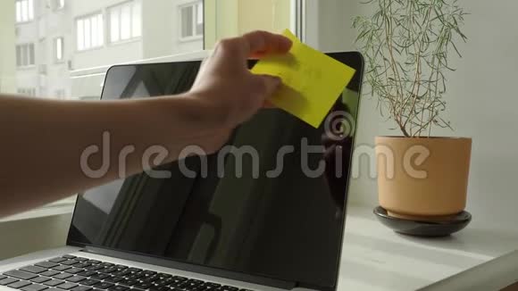 黄色便笺与保持安全文字贴在笔记本电脑显示器视频的预览图