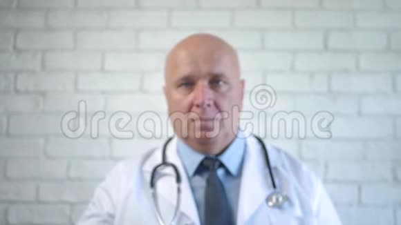 医生在防护墙后面做手势把手放在玻璃上视频的预览图