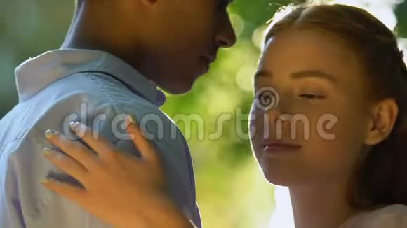这对年轻夫妇拥抱阳光浪漫的气氛视频的预览图