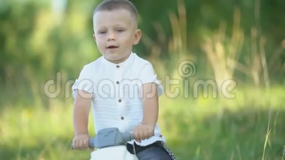 男孩骑着玩具摩托车视频的预览图