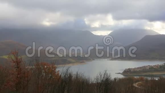图拉诺湖上的卡斯特尔迪托拉放大卡斯特尔迪托拉里耶蒂省的吐拉诺湖视频的预览图