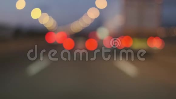 夜晚城市街道上散焦的车灯闪闪发光抽象概念视频的预览图