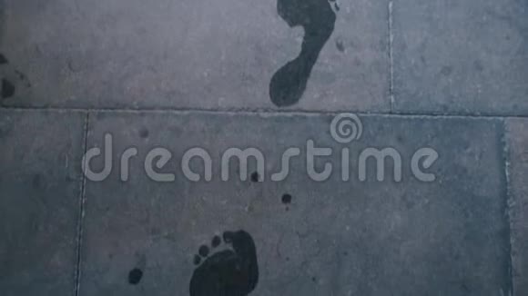 房子地板上潮湿的脚印视频的预览图