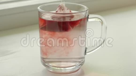 红茶在茶盏水中冲泡关门视频的预览图