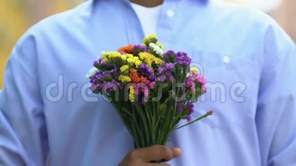 年轻的绅士把美丽的花束送给相机这是一份愉快的礼物视频的预览图