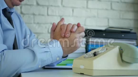 紧张的商人期待一个电话和作出不安分的手势视频的预览图