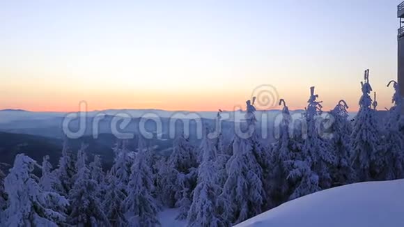 欧洲捷克共和国贝斯基迪最高山上的神奇游戏利莎霍拉的冬季日出视频的预览图