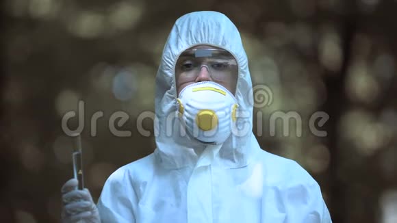 生物学家戴上防护面罩显示管感染液体辐射视频的预览图