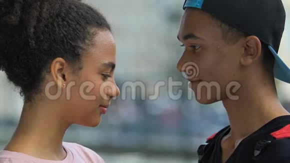 多种族青少年情侣抚摸额头享受完美约会初恋视频的预览图