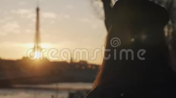 电影院后景快乐美丽的博主女士拍摄埃菲尔铁塔和塞纳河在日落巴黎慢动作视频的预览图