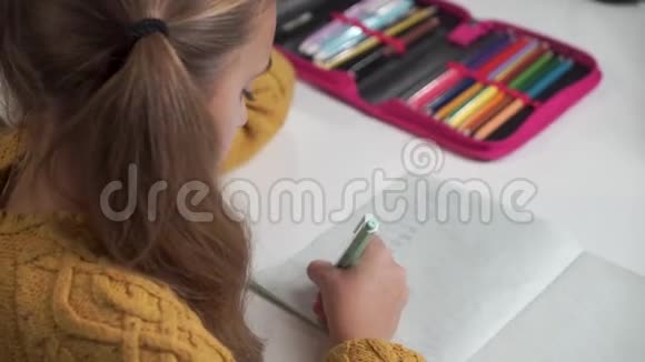 一个梳着马尾辫的白人女孩的特写可爱的学童在练习中解决数学问题视频的预览图