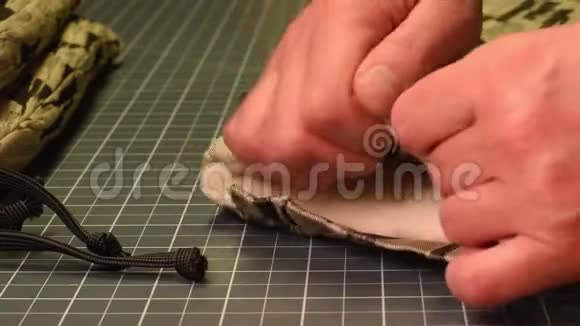 女人正在用工业缝纫机缝纫柔和的焦点特写视频的预览图