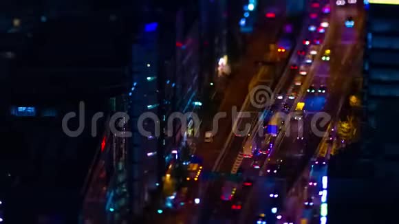 东京市区一条高速公路的夜间延时高角度倾斜变焦视频的预览图