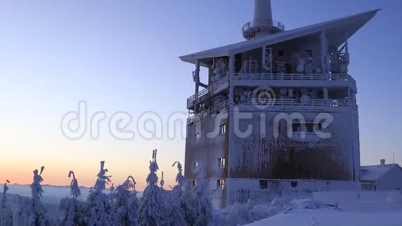 在贝斯基迪山里的莱萨霍拉美妙的冬季日出开始新的一天最高山上著名的通讯塔视频的预览图