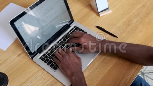 一个男人的手在办公室里用电脑键盘视频的预览图