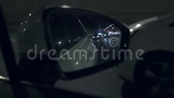 从车的侧面后视镜上可以看到在夜城中行驶的画面视频的预览图