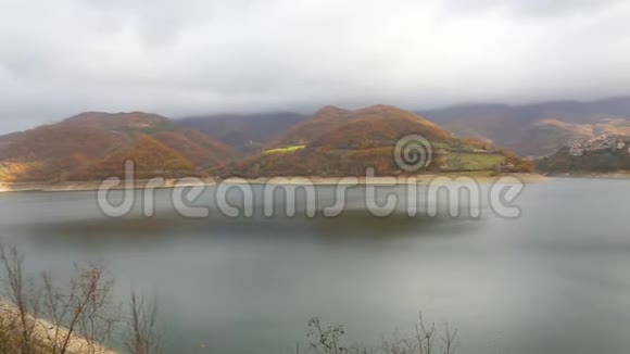 吐拉诺湖卡斯特尔迪托拉同事迪托拉里耶蒂省Turano的全景视频的预览图