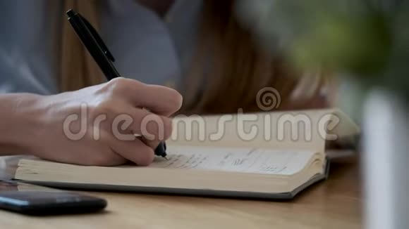 办公室里一个女人的手在写议程视频的预览图