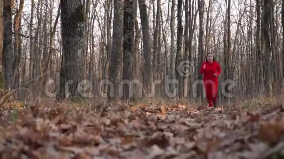 超重女孩穿过秋天的森林对抗超重完成视频的预览图
