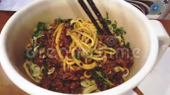 用一双筷子拌中国辣面视频的预览图