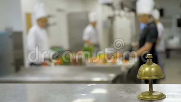 厨师背景下的服务钟在餐厅的厨房切菜视频的预览图