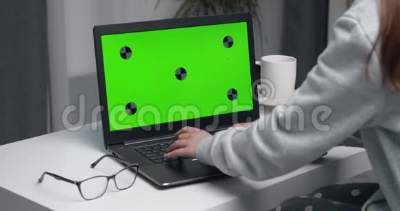 用空屏关闭女孩在笔记本电脑上打字视频的预览图