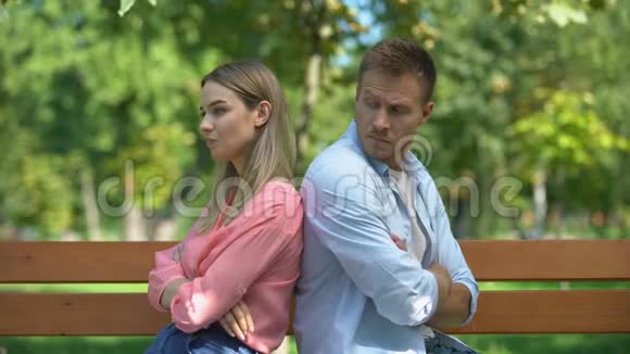 在公园里一对情侣坐在长椅上互相看着对方发生冲突视频的预览图