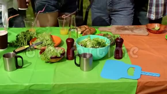 烧烤派对上有食物的桌子视频的预览图