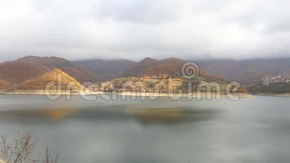 吐拉诺湖卡斯特尔迪托拉同事迪托拉里耶蒂省Turano的全景视频的预览图