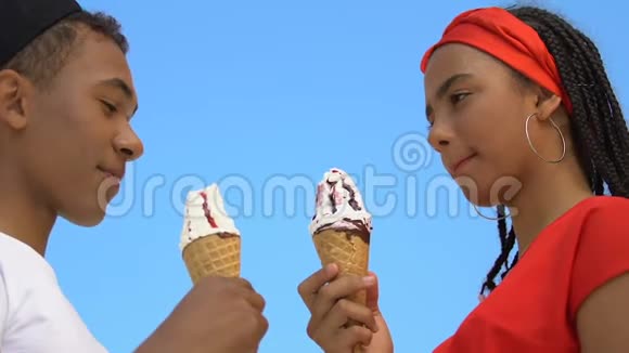 微笑组合的年轻夫妇享受冰淇淋夏季约会底部视图视频的预览图