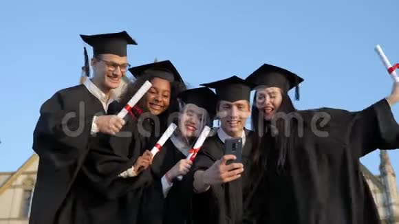 多民族毕业学生自拍视频的预览图