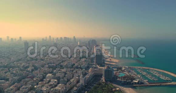 以色列的天际线从无人机清晨日出特拉维夫现代商业海岸线上空全景视频的预览图
