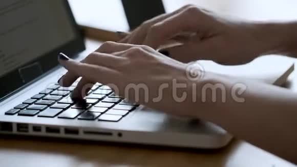 一个女人的手在办公室里用电脑键盘视频的预览图