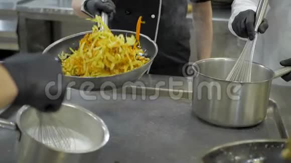 厨师在餐厅或酒店的专业厨房用电炉做饭视频的预览图