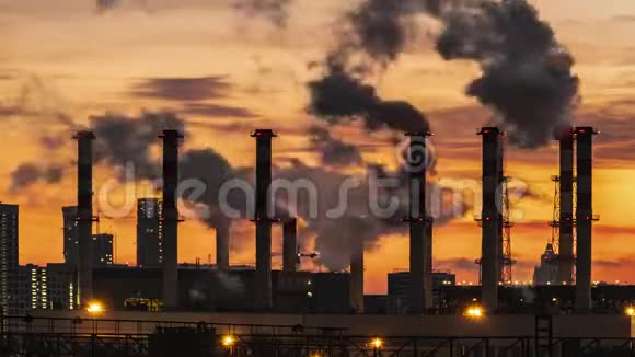 工业景观日落时火力发电厂的管道时间流逝视频的预览图