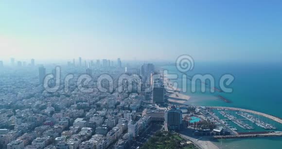 以色列的天际线从无人机特拉维夫现代商业城市海岸线上方全景酒店视频的预览图