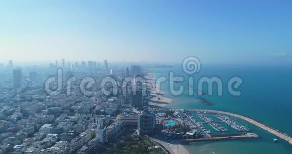 以色列的天际线从无人机特拉维夫现代商业城市海岸线上方全景酒店视频的预览图