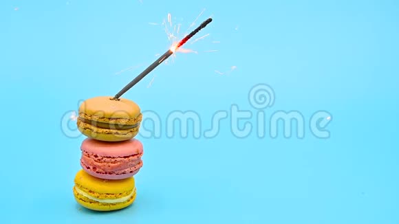 一堆美味的通心粉蓝色粉彩背景上有燃烧的火花庆祝概念视频的预览图