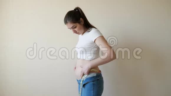 女人用厘米胶带测量腰部视频的预览图