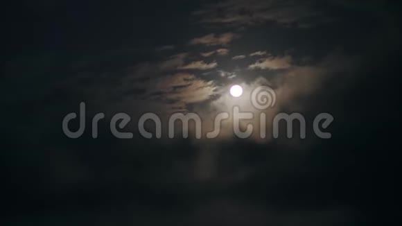 可见白云的夜空上的满月实时拍摄视频的预览图