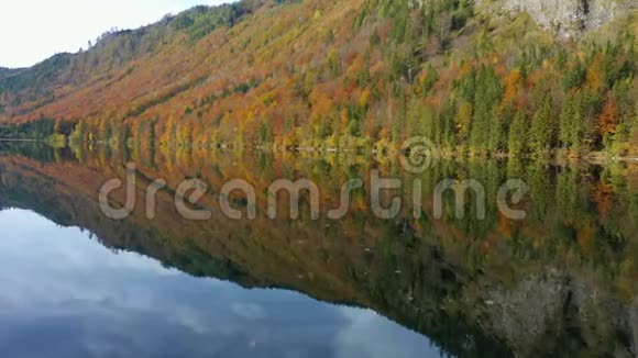 美丽的奥地利秋湖视频的预览图