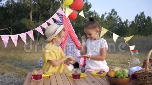 小女朋友在暑假野餐时玩石头剪刀果汁等游戏视频的预览图