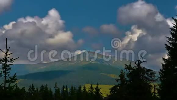 云在喀尔巴阡山上移动视频的预览图