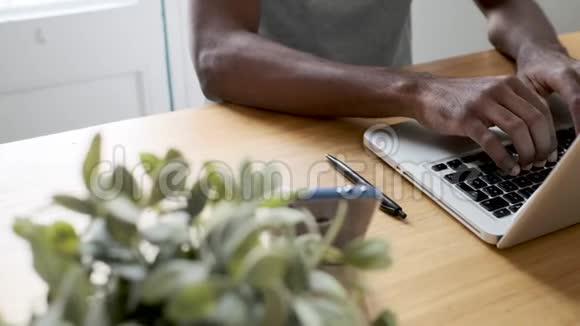 一个男人的手在办公室里用电脑键盘视频的预览图