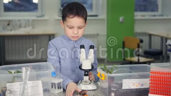 在学校做生物学实验的年轻科学家视频的预览图