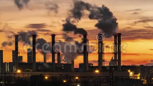 工业景观日落时火力发电厂的管道时间流逝视频的预览图